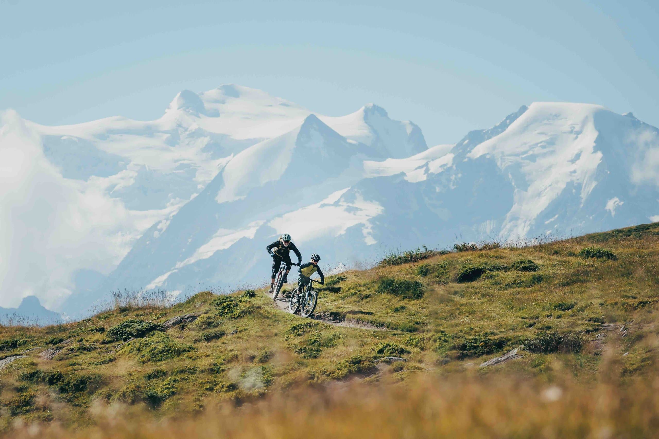 Guide VTT et riders en VTT électrique devant le Mont-Blanc à Chamonix